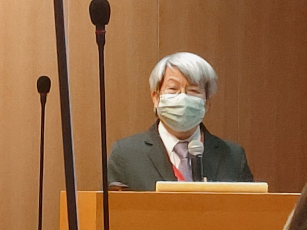 亞洲大學現代美術館館長潘襎，以羅振賢山水建構歷程的論文發表彰顯水墨創作的新境與突破。（記者 辛澎祥/攝）