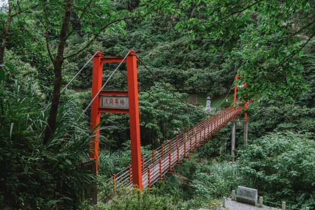 踏上朱紅色淡蘭吊橋來場自然之旅。(圖/觀旅局提供)