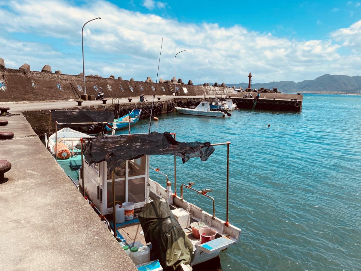 水尾漁港海天秘境   獅頭燭台相互輝映