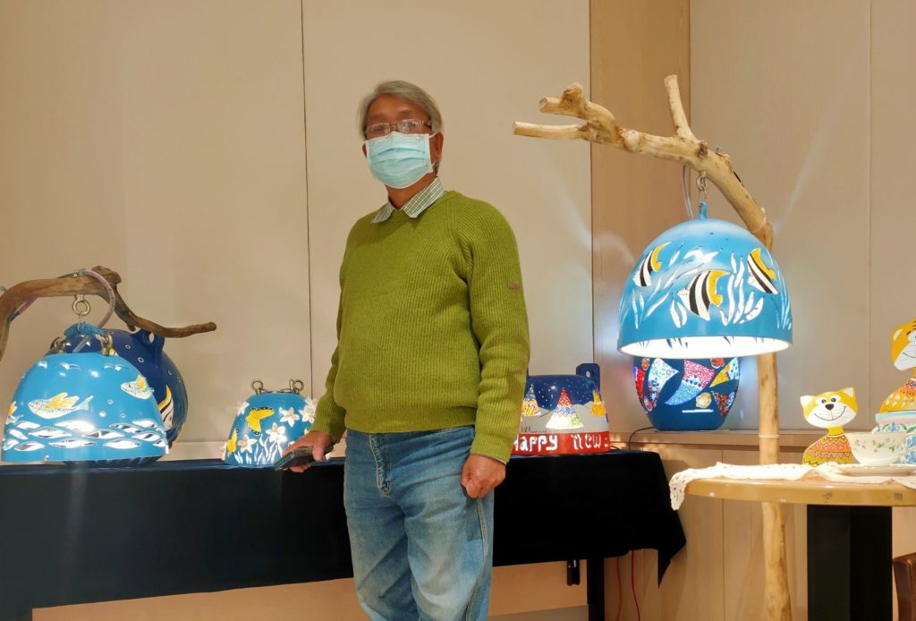 吳寬亮以廢棄浮筒製作的燈飾藝術品,令人無比驚艷。(記者 辛澎祥/攝)