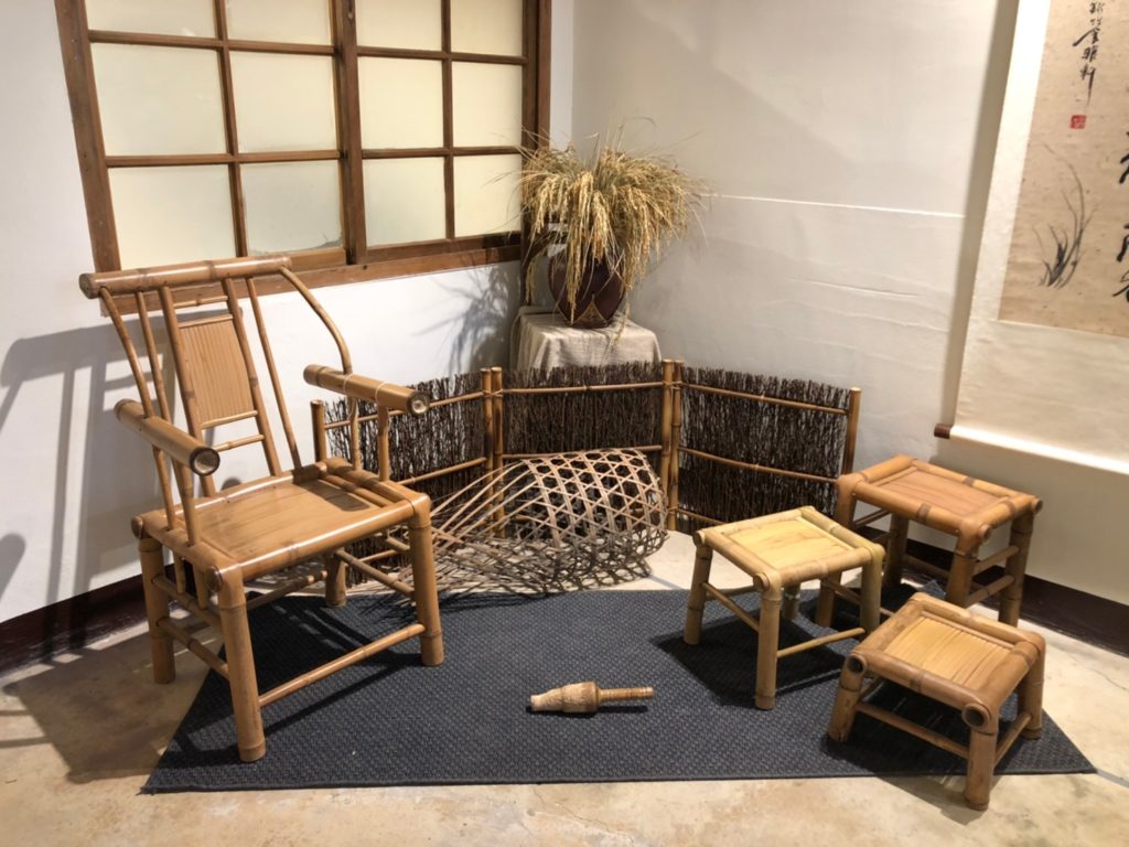 參展國寶竹藝大師戴阿爐製作的竹太師椅、竹椅凳。