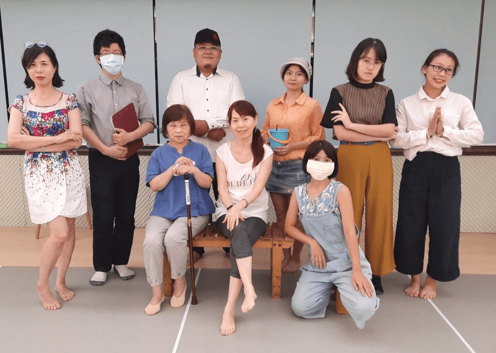 ▲《六個正在逃亡中的旅行箱》演出人員(圖/頑石劇團提供)