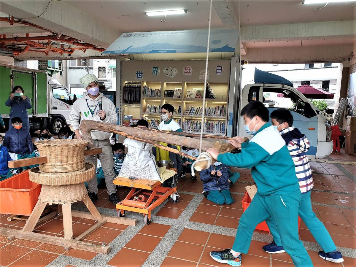 傳統技藝體驗   新北市圖行動圖書車爆米香、學臺語