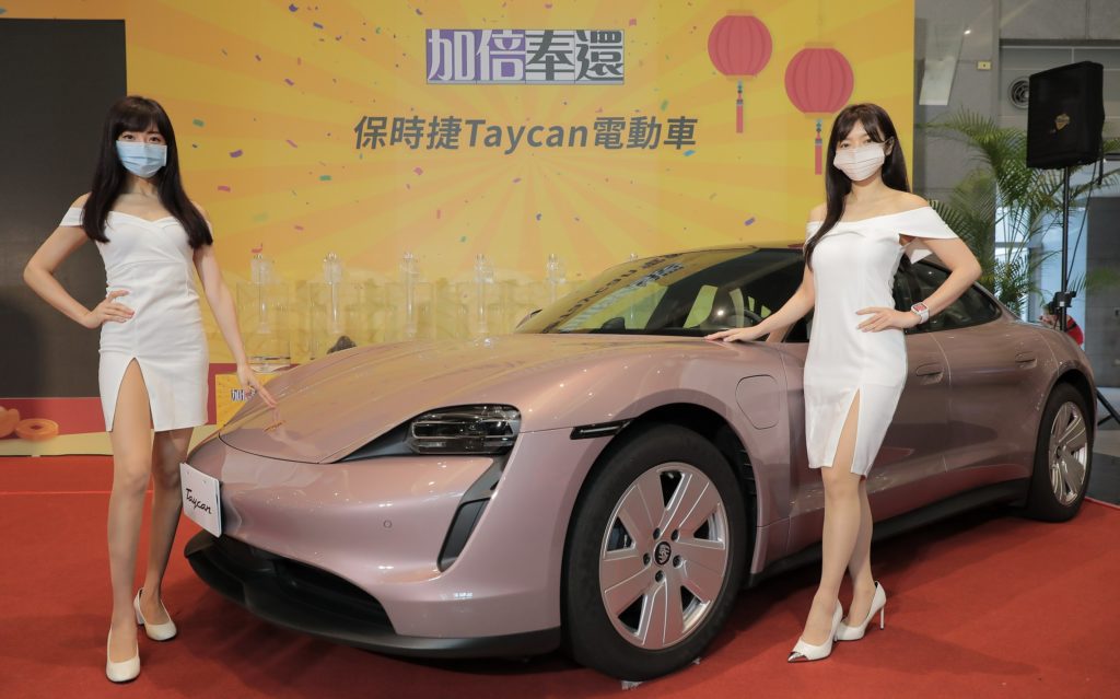 新北加倍奉還第三波發票抽獎壓軸價值369萬元保時捷電動車,幸運得主為一位年輕男士。〈經發局提供