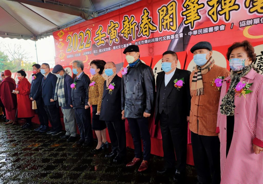完成開筆儀式的各界貴賓,為此難得的新春活動而合影留念。(記者 辛澎祥/攝)