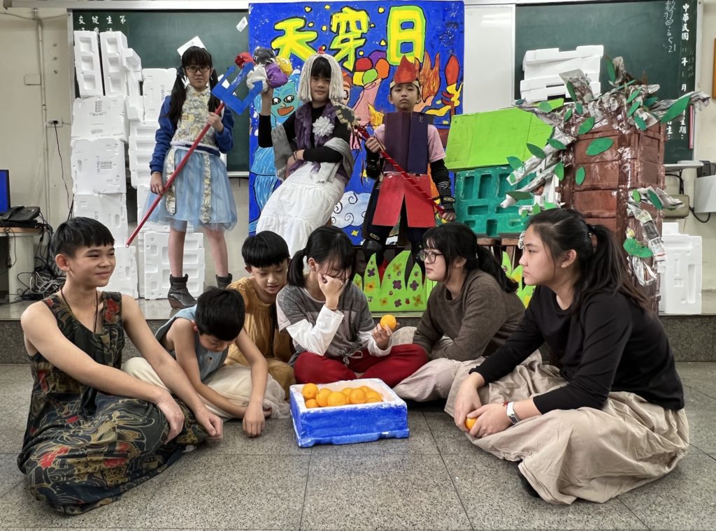 COSPLAY創意補天徵件銅獎:新北市板橋區大觀國民小學〔女媧煉石補天〕。〈客家局提供〉