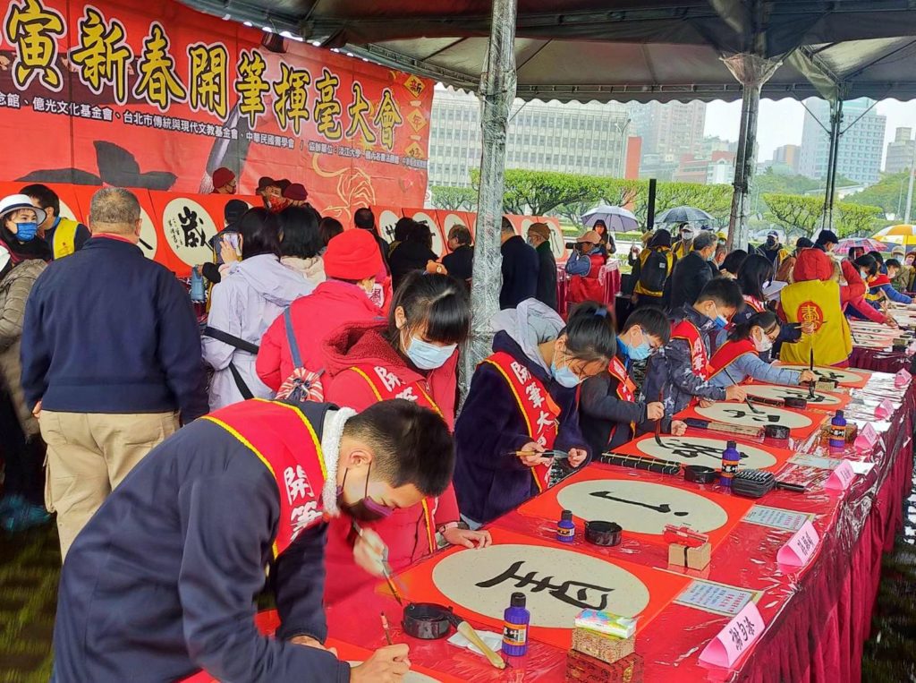 兩組開筆代表專注在漢字揮毫上的創作,相當讓人關注與讚賞。(記者 辛澎祥/攝)