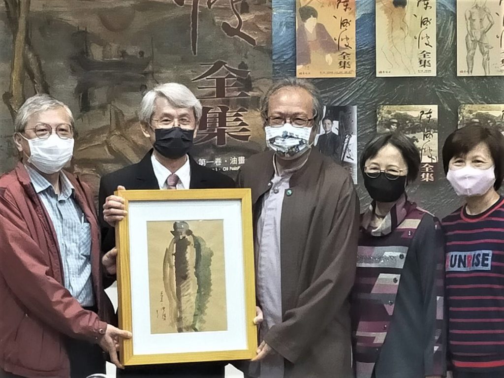 陳澄波全集總主編蕭瓊瑞教授(中)與陳澄波孫輩兄弟姊妹開心的合影留念。(記者 辛澎祥/攝)