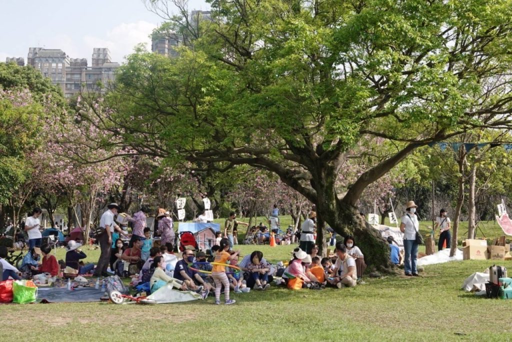 「三峽綠茶季」上千民眾悠閒野餐品茶逛市集。（圖/農業局提供）