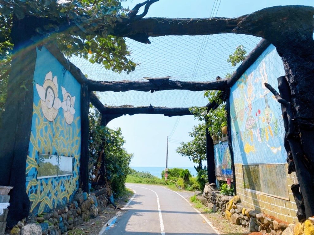 三和社區用漂流木營造風芝門，富有自然原始氣息，沿著北海岸欣賞濱海之美