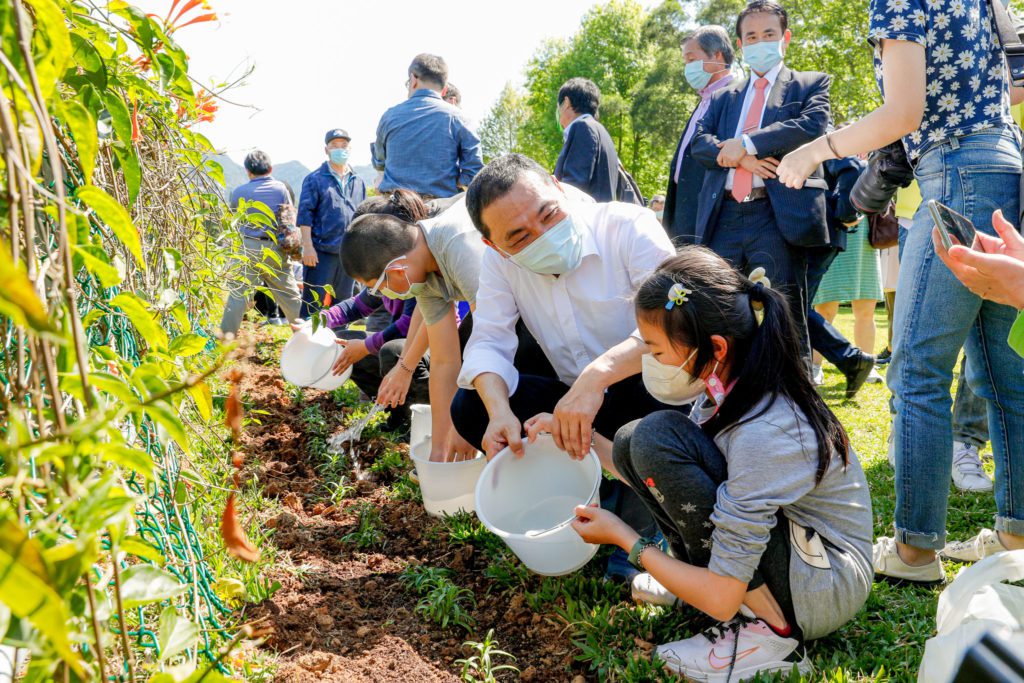 市長侯友宜與農會四健會孩童共同種下台灣原生種