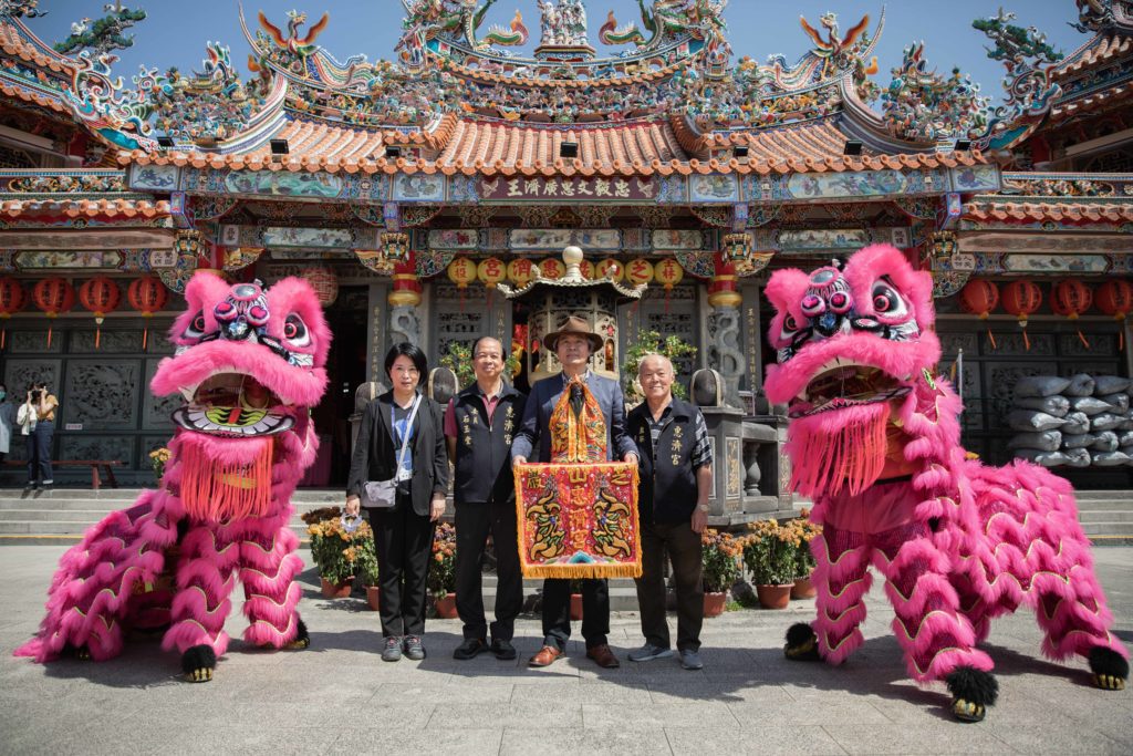 北藝中心試營運,執行長王孟超(右二)邀集士林宮廟遶境。