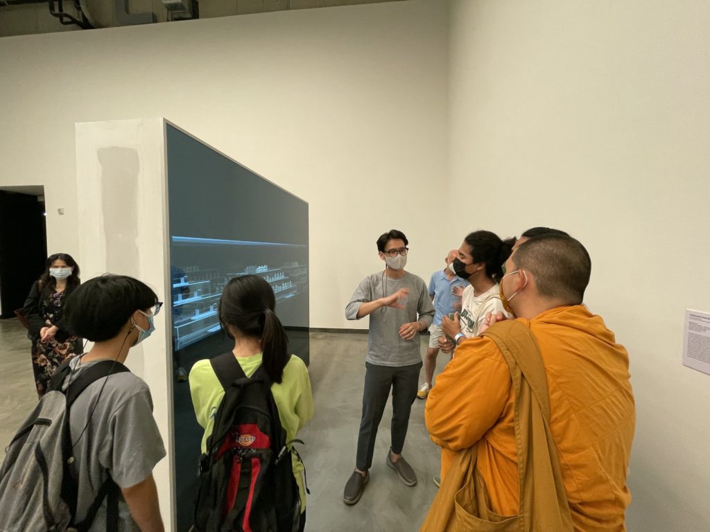 泰國藝術家Panachai_Chaijirarat向觀眾說明作品創作概念
