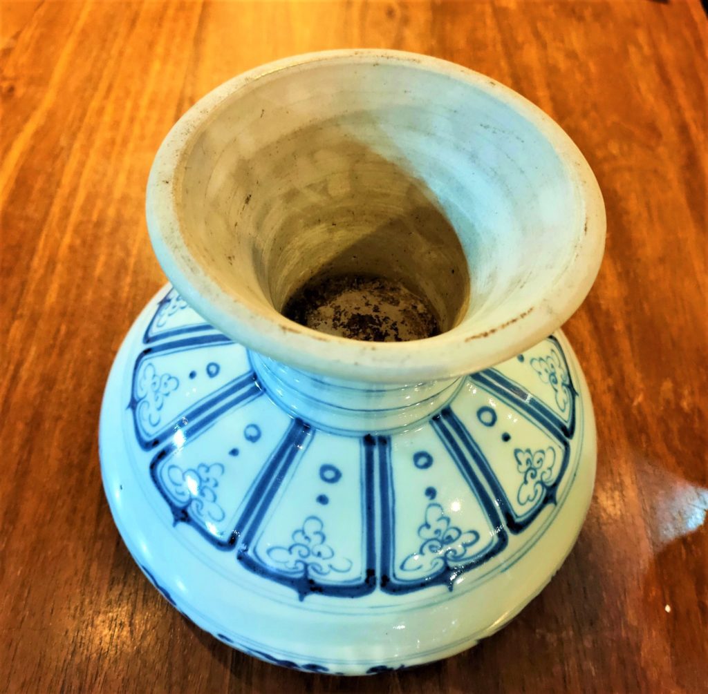 古物器型的罐身及口緣皆在釉彩上有著極致的燒製與追求。(記者 辛澎祥/攝)