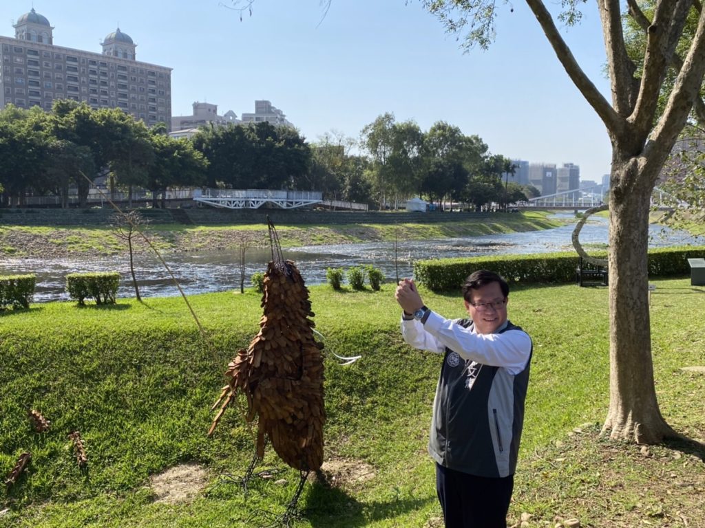 市長鄭文燦模仿地景藝術品，唯妙唯肖
