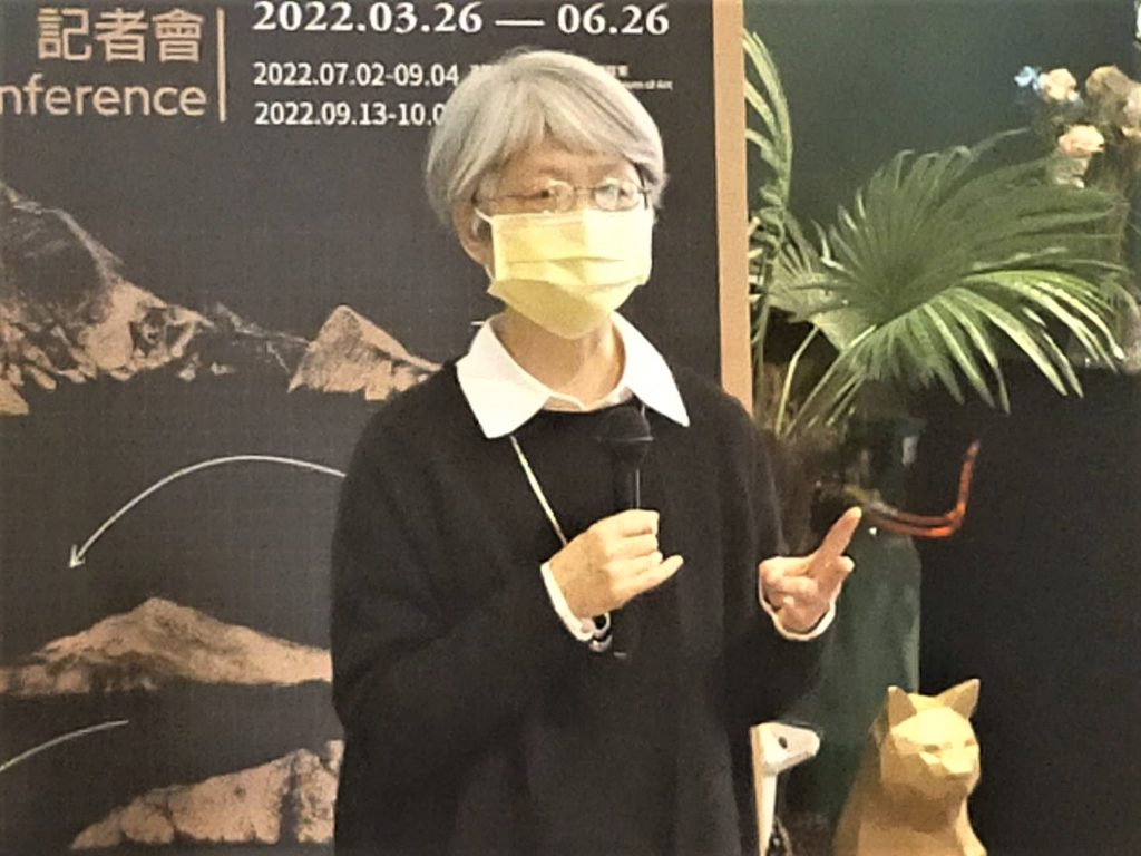 策展人賴明珠強調展出的兩大區塊,帶領觀眾重回臺灣計劃的展覽場域,格外發人深省。(記者 辛澎祥/攝)