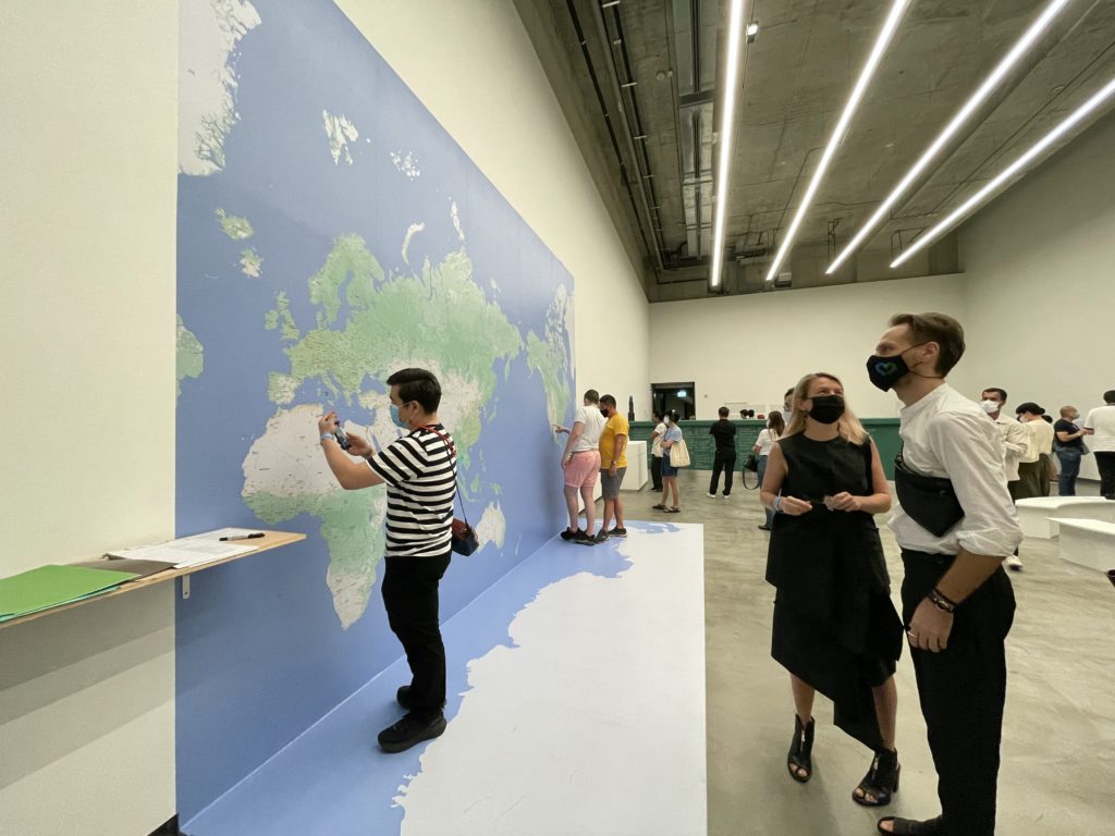 觀眾在展覽中與臺灣藝術家鄭亭亭的作品進行互動 (2)