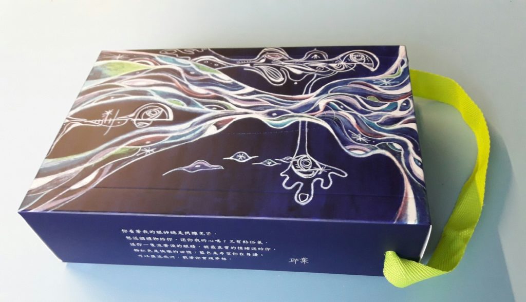 療癒藝術家邱棠作品《永不止息》,運用在文創開發上,轉身變裝成家人們年節拜訪親友最有溫度的伴手禮包裝盒。(邱棠提供)