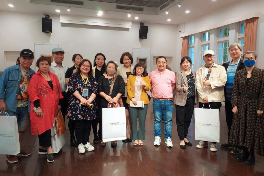 出席展覽開幕盛會的藝文界人士與前輩藝術家的二代貴賓,齊一見證張萬傳畫作修復的永續光熱。(記者 辛澎祥/攝)