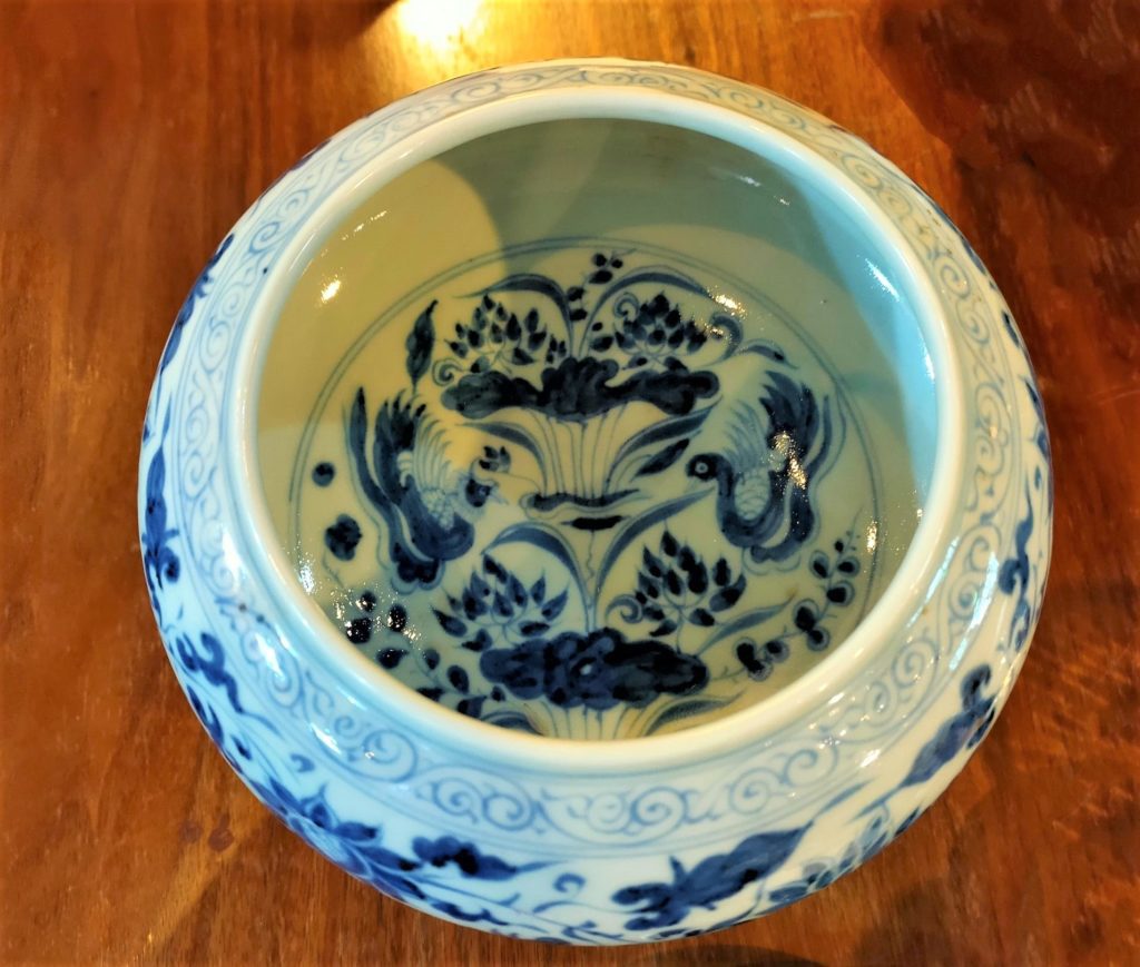 曾國良收藏的元青花飛鳳纏枝紋罐,聚焦了元青花大罐的質量與溫潤透良特色之美。(記者 辛澎祥/攝)