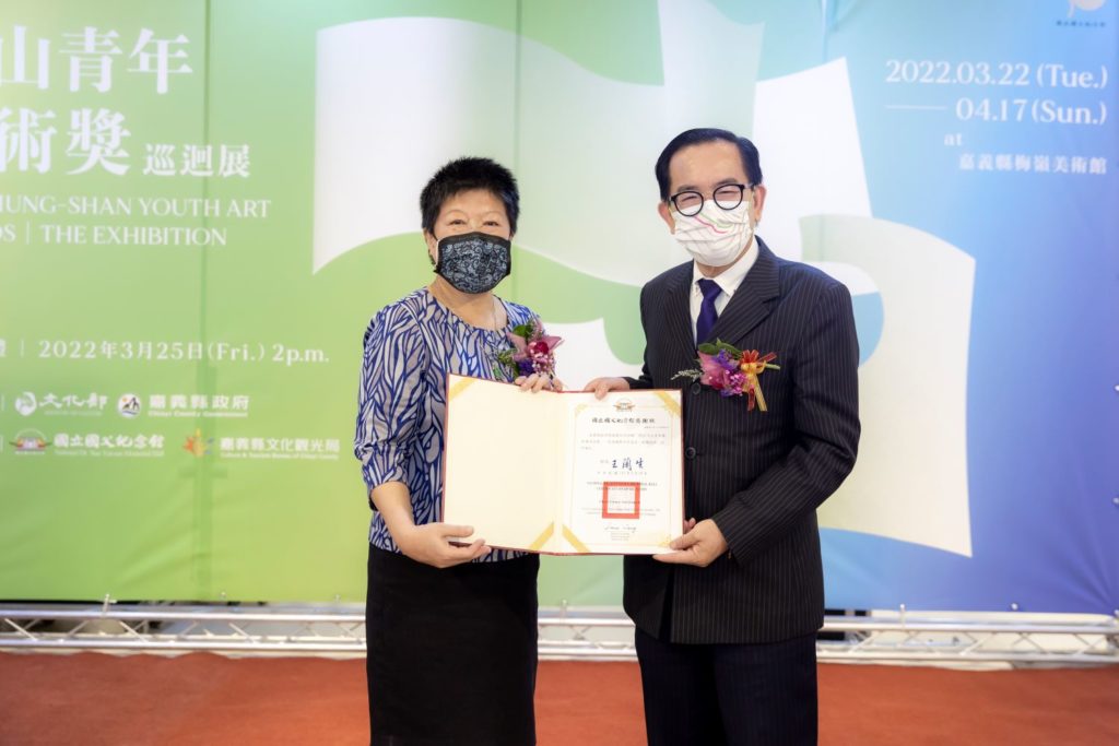4國父紀念館楊同慧副館長致贈嘉義縣文化觀光局許有仁局長感謝狀