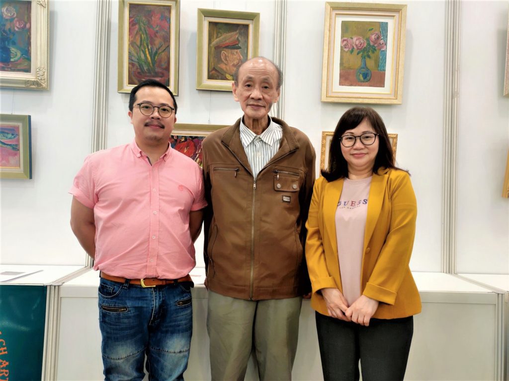 ▲藝術藏品修復師賴志豪(左起)前輩藝術家李石樵兒子李延年與張萬傳老師媳婦黃秋菊,在展場合影留念。(記者 辛澎祥/攝)