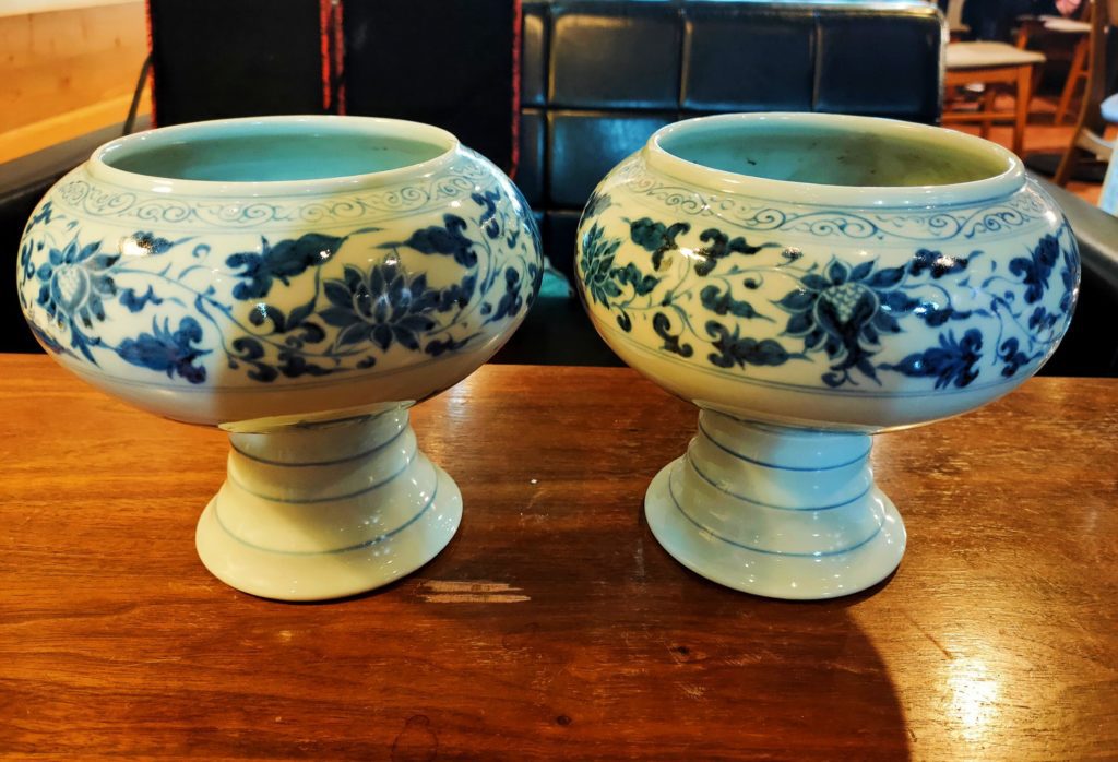 宣和堂主人曾國良所收藏的元青花「蓮池水禽牡丹唐草紋豆罐」與「飛鳳纏枝紋豆罐」,格外引起關注。(記者 辛澎祥/攝)