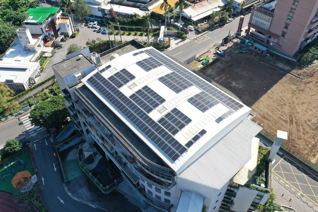 ▲新北市透過公部門的「公有案場標租」、「校校有光電」,以及鼓勵民間參與「民有案場獎勵補助」及「新北市綠能屋頂全民參與計畫」等,積極推動太陽光電發電系統發展。(圖/經發局提供)