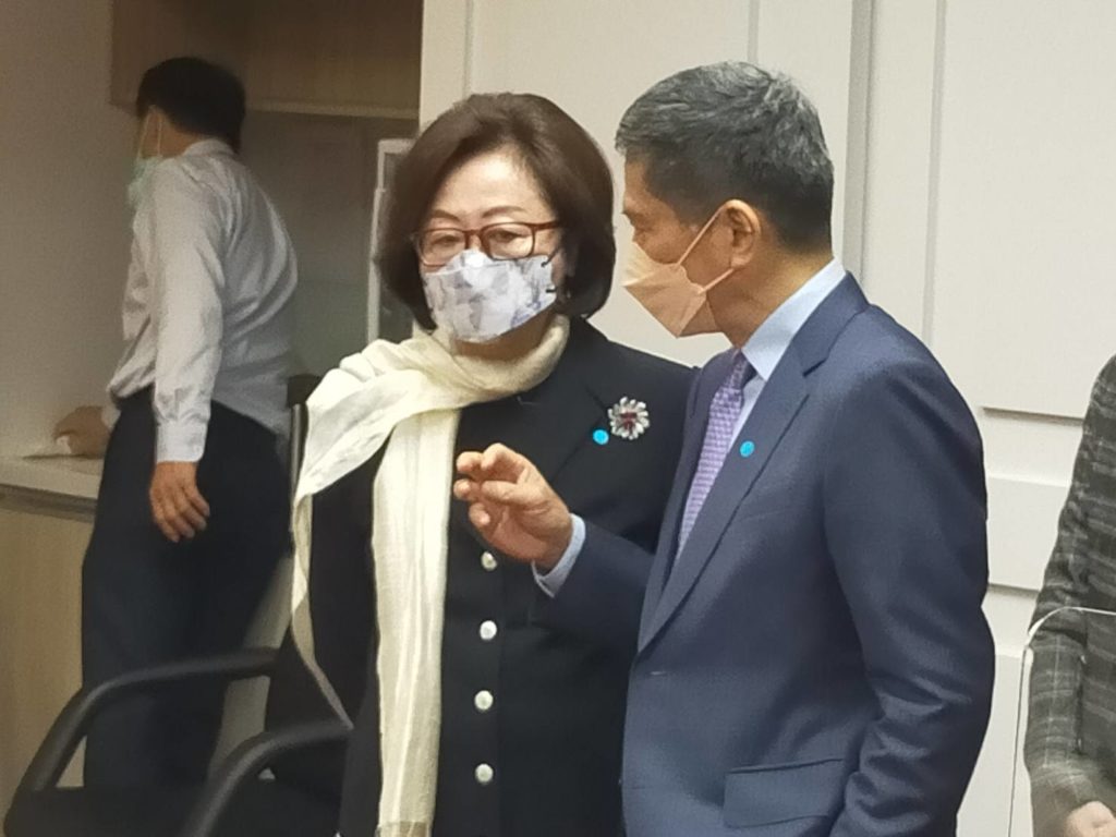 文化部長李永得（右）與公廣集團董事長陳郁秀，在立法院業務詢答前溝通公視資安爭議問題。（記者 辛澎祥/攝）