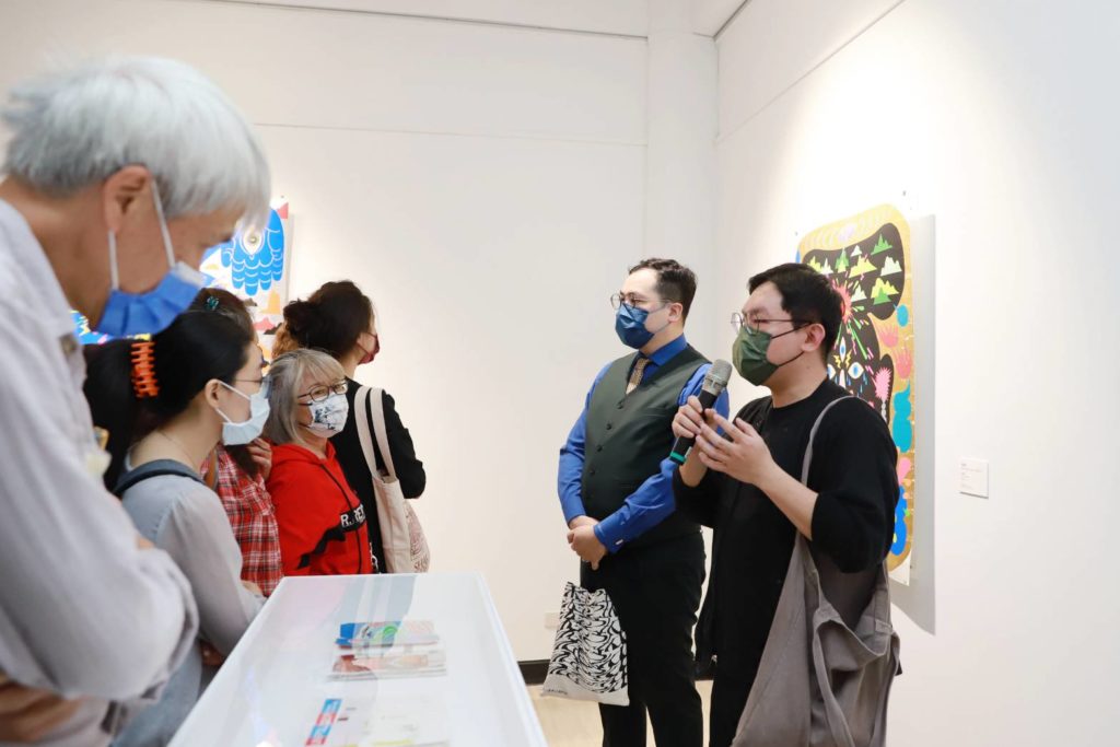 藝術家曾建穎(右)在展常闡述創作理念,引人關注。