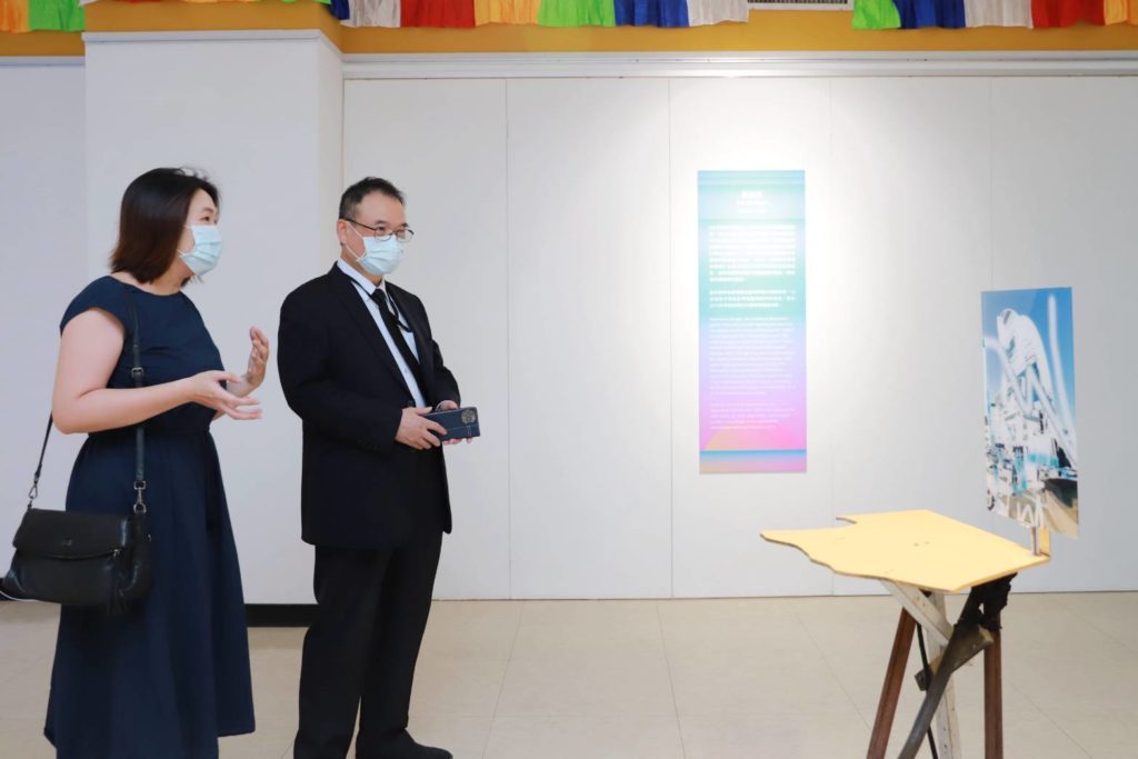 策展人陳湘汶(左)為文化部次長蕭宗煌進行展品導覽。