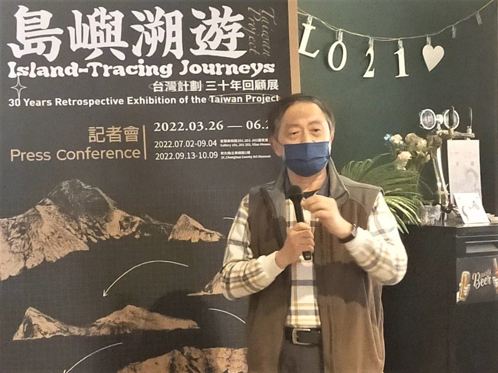藝術家蘇志徹說明這次展覽所帶來的重大意義。(記者 辛澎祥/攝)