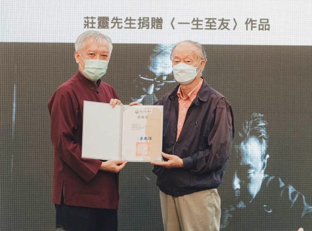 國美館館長梁永斐(左)致贈感謝狀給捐贈攝影作品的攝影家莊靈老師。(記者 辛澎祥/攝)