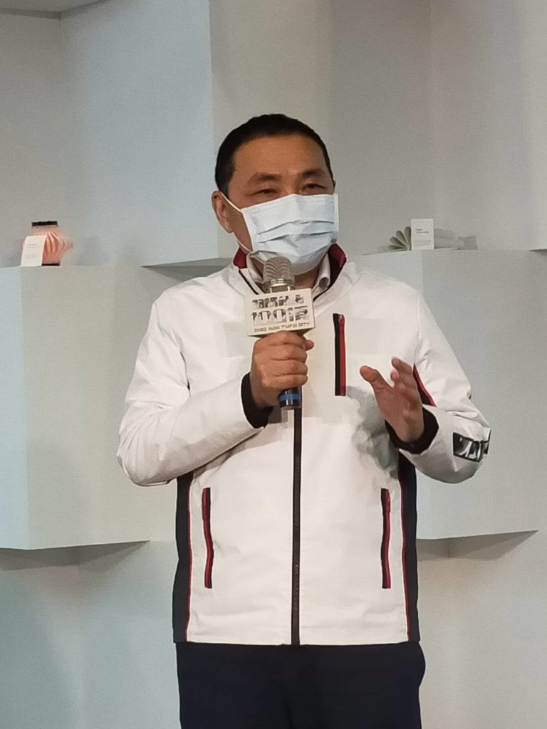 新北市長侯友宜在世界閲讀日到來之際,帶領民眾感受文化與都會的城市風貌。(記者 辛澎祥/攝)