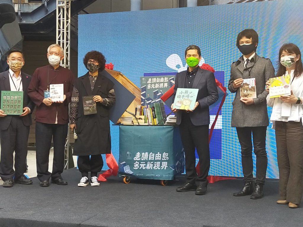 文化部長李永得(右三)率主協辦方為走讀臺灣活動造勢。(記者 辛澎祥/攝)