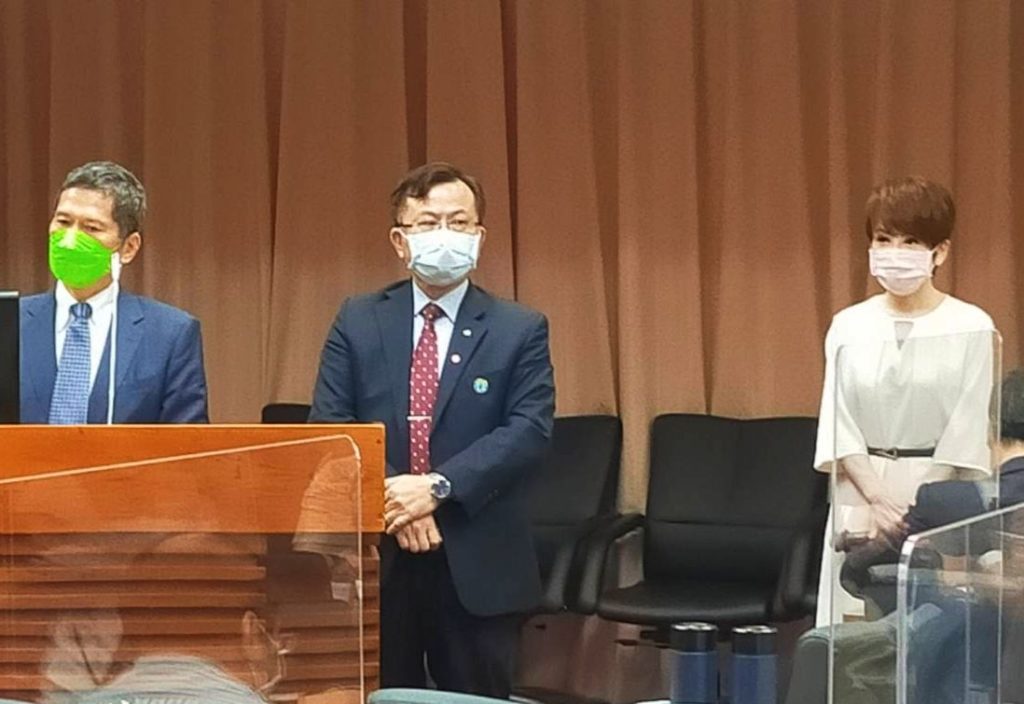 文化部長李永得(左起)NCC主委陳耀祥及華視代總經理陳雅琳,在立法院教文委員會備詢。(記者 辛澎祥/攝)
