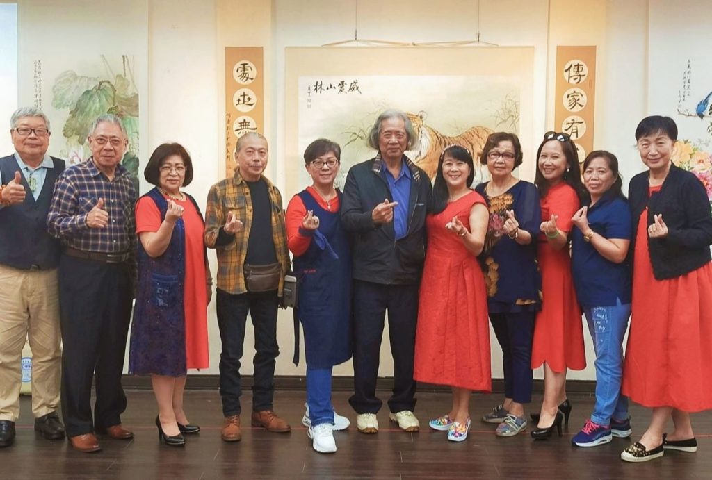多位藝術家特別到場向參展人道賀，場面熱烈。（記者 辛澎祥/攝）