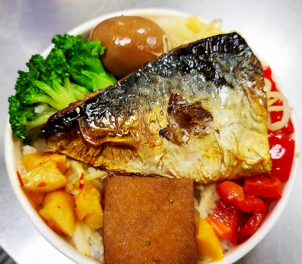 臺鐵鯖魚便當 ,充滿傳統記憶味道。(圖/臺鐵局提供)