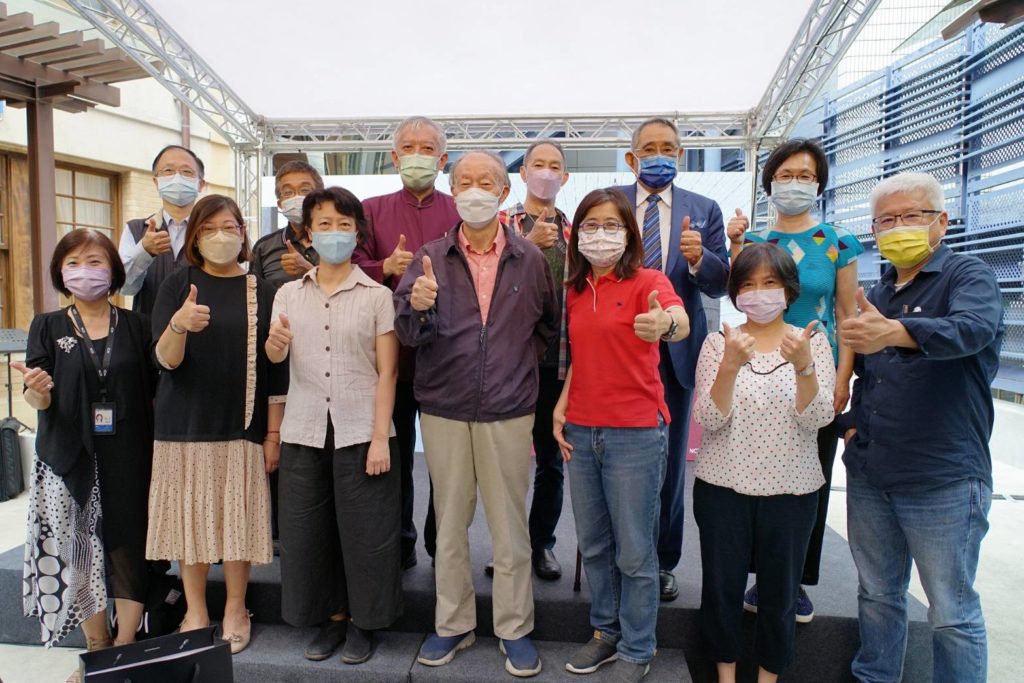 活動主協辦方與攝影家及家屬合影留念。(記者 辛澎祥/攝)