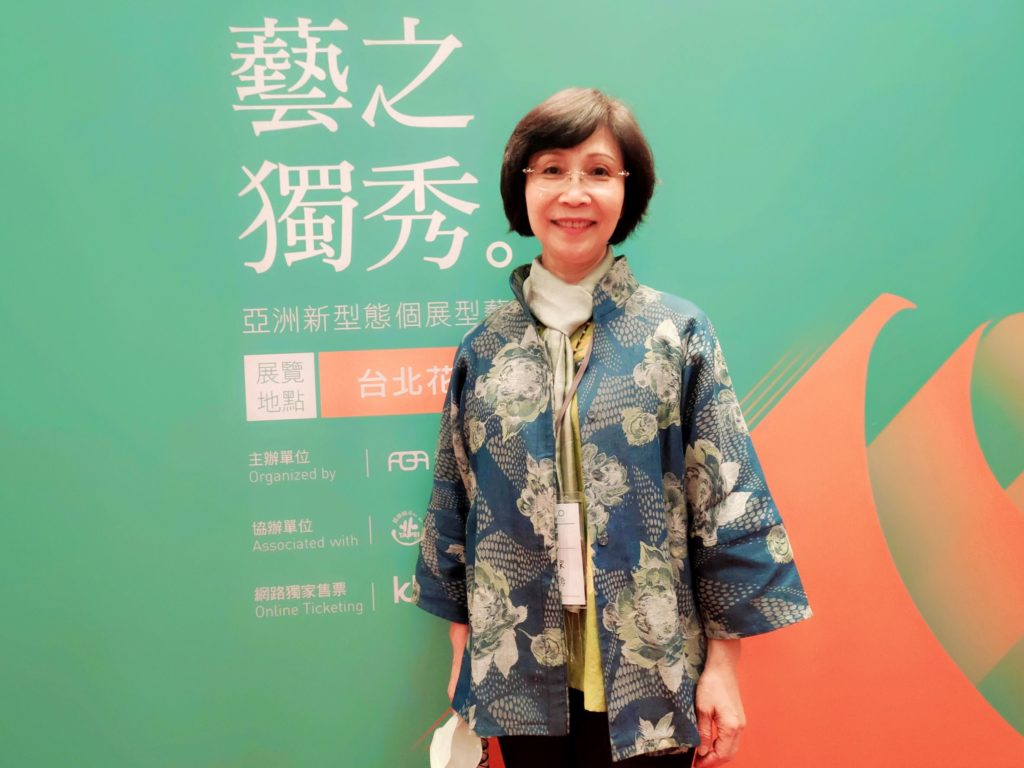 在膠彩畫領域維持個人特有資質與文采的林亮吟，對參加藝博會藝之獨秀展出充滿期待。（記者 辛澎祥/攝）