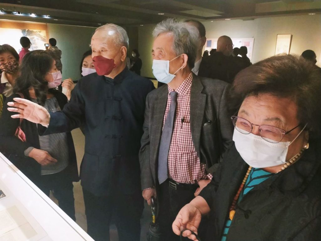劉國松教授(左)為貴賓進行文史資料的說明及導覽,黃光男教授(中)與羅芳教授仔細觀看珍貴文獻。(記者 辛澎祥/攝)