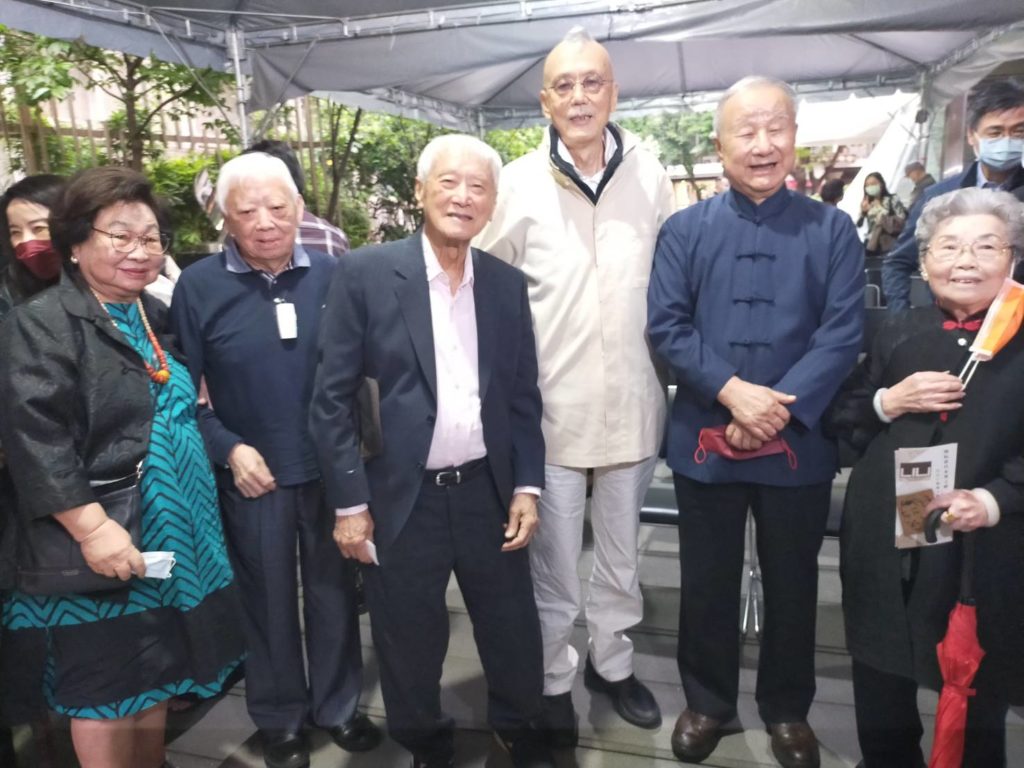 劉國松教授(右二)與摯友及教授同學們在開幕式上合影留念。(記者 辛澎祥/攝)