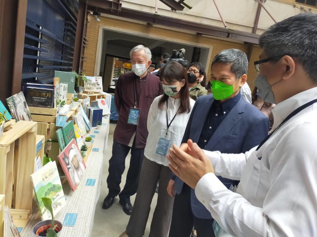 李永得部長(右二)在導覽人員的解說下,了解走讀臺灣的深摯文化意義。左起為國美館館長梁永斐及文化部次長李靜慧。(記者 辛澎祥/攝)
