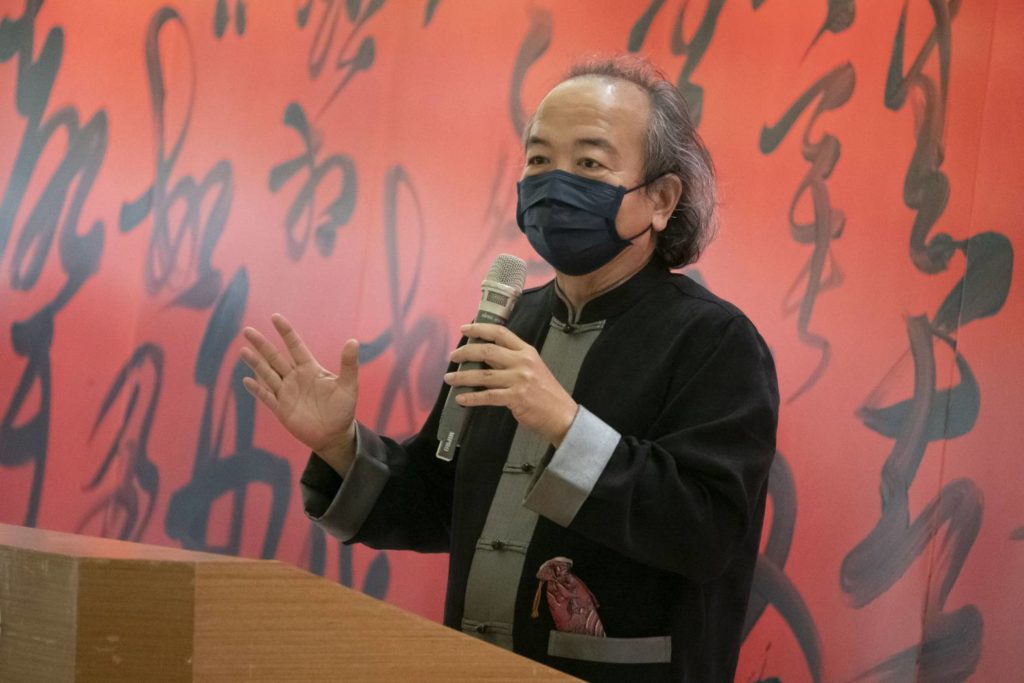 程代勒教授強調書畫創作的熱情就是不受干擾,從容寫心。(記者 辛澎祥/攝)