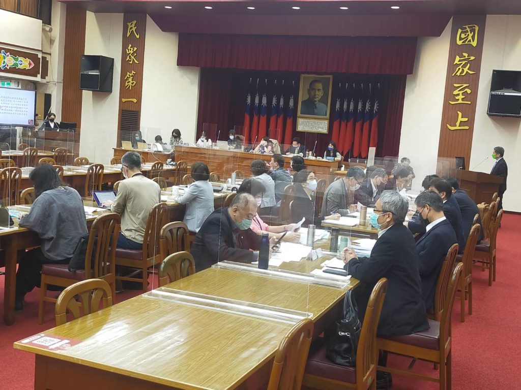 立委高金素梅(左)與文化部長李永得在立法院進行業務詢答。(記者 辛澎祥/攝)