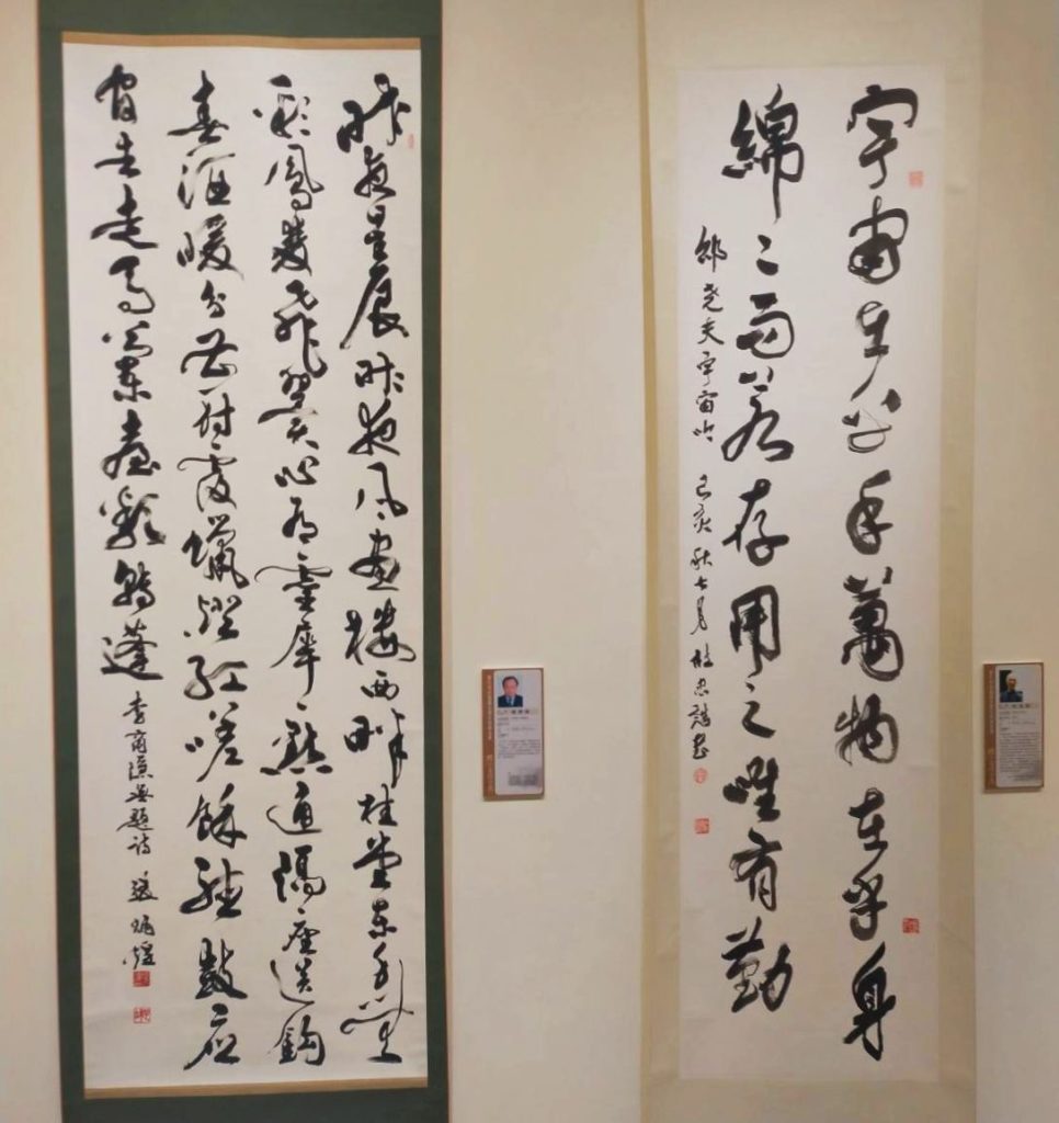 書法家張炳煌（左）與杜忠誥老師的書體作品，在文句字義間彰顯濃郁文化質感。（記者 辛澎祥/攝）