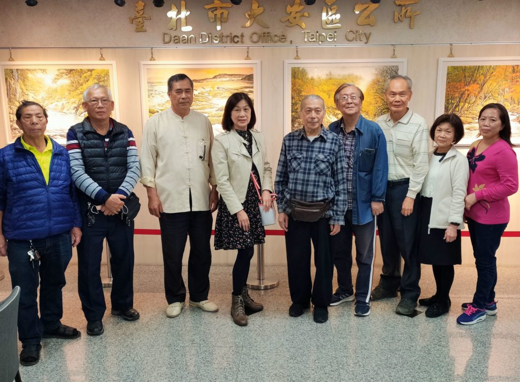 陳岳鳯(左四)彩墨個展,多位書畫界名師與會聆賞,開心合影。(記者 辛澎祥/攝)