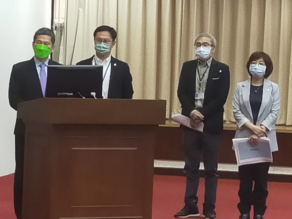 文化部長李永得(左)率相關局處主管備詢並做出政策回應。(記者 辛澎祥/攝)