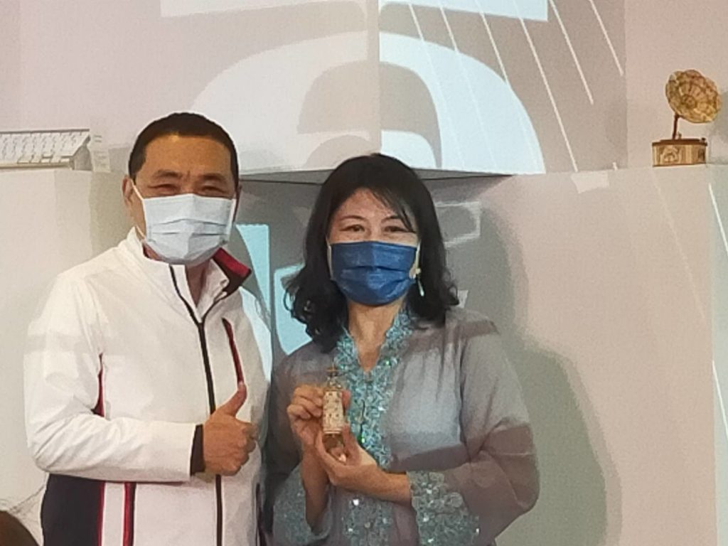 侯友宜與自馬來西亞嫁來台北的新移民,在文字閲讀新北文化城市的心得中交換分享。(記者 辛澎祥/攝)