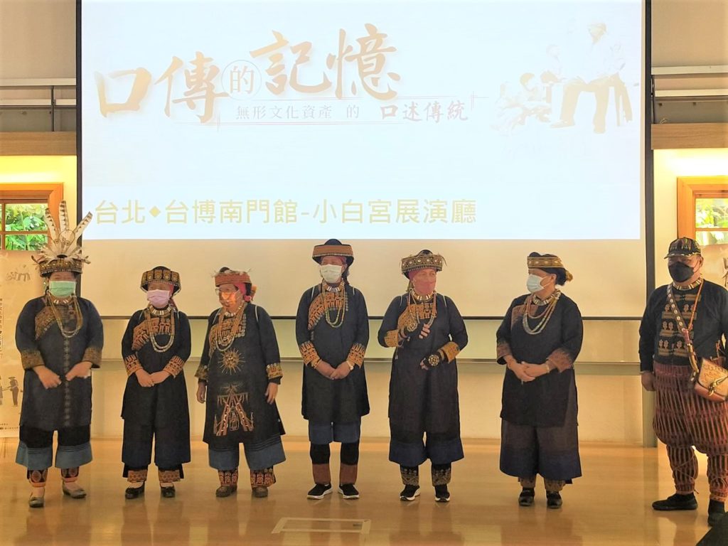 來自屏東泰武鄉排灣族佳興部落的原住民,在現場吟唱以分享其特有文化。(記者 辛澎祥/攝)